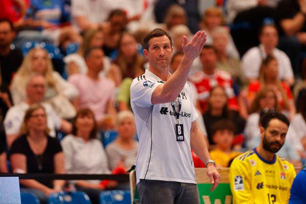 Handball 1. Handball-Bundesliga, Daikin HBL 2025 2026 - Handball Verein Hamburg (HSVH) vs. TVB Stuttgart Trainer Torsten Jansen (Hamburg) gibt die Marschrichtung nach Vorne vor. Sporthalle Hamburg Hamburg Foto: Frank Schoof