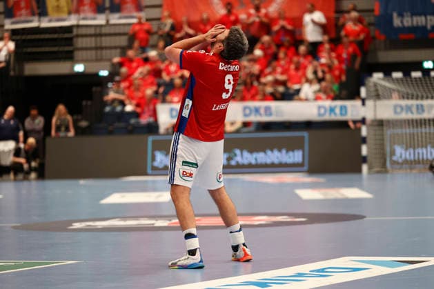 Handball 1. Handball-Bundesliga, Daikin HBL 2025 2026 - Handball Verein Hamburg (HSVH) vs. TVB Stuttgart Jacob Arenth Lassen (Hamburg) ärgert sich, nachdem er das leere Tor verfehlt hat. Sporthalle Hamburg Hamburg Foto: Frank Schoof