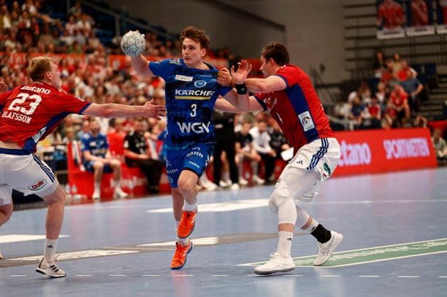 Handball 1. Handball-Bundesliga, Daikin HBL 2025 2026 - Handball Verein Hamburg (HSVH) vs. TVB Stuttgart Max Häfner Haefner (Stuttgart) im Zweikampf mit Einar Olafsson (Hamburg) und Andreas Magaard (Hamburg) . Sporthalle Hamburg Hamburg Foto: Frank Schoof