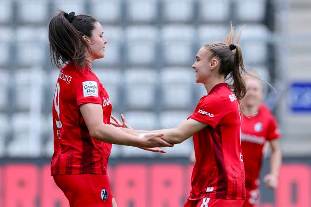 Svenja Foelmli (SC Freiburg) bejubelt ihren Treffer zum 0:1 mit Alena Bienz (SC Freiburg), Google Pixel Frauen-Bundesliga, FC Carl Zeiss Jena v SC Freiburg, ad hoc Arena am 03. May 2026 in Jena, Deutschland. (Foto von Marco Steinbrenner DeFodi Images) Svenja Foelmli (SC Freiburg) celebrates after scoring her teams first goal with Alena Bienz (SC Freiburg), Google Pixel Frauen-Bundesliga, FC Carl Zeiss Jena v SC Freiburg, ad hoc Arena, May 3, 2026 in Jena, Germany. (Photo by Marco Steinbrenner DeFodi Images) DFB DFL REGULATIONS PROHIBIT ANY USE OF PHOTOGRAPHS AS IMAGE SEQUENCES AND OR QUASI-VIDEO. -
