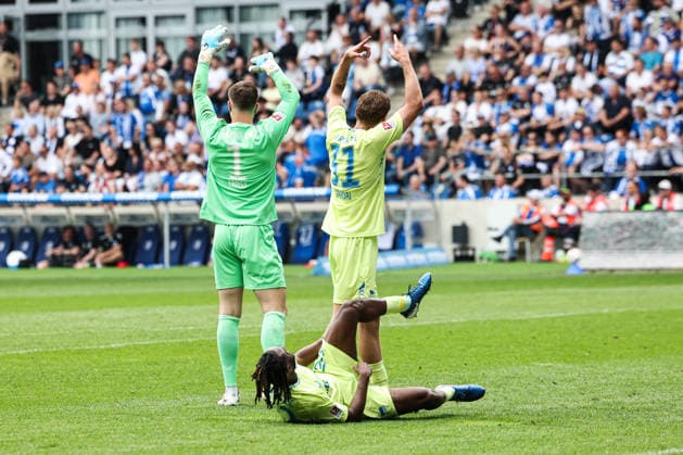 Deyovaisio Zeefuik (Hertha BSC Berlin,42) muss verletzt ausgewechselt werden - 2. Fußball Bundesliga Saison 2025-2026 Punktspiel 1. FC Magdeburg vs. Hertha BSC Berlin in der Avnet Arena in Magdeburg - Aktion,Fußball,Mann,Männer,Deutschland,03.05.2026
