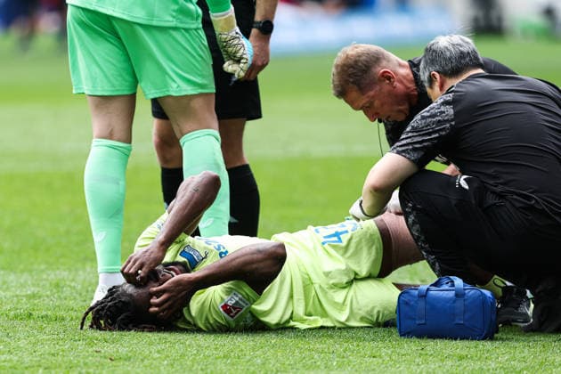 Deyovaisio Zeefuik (Hertha BSC Berlin,42) muss verletzt ausgewechselt werden - 2. Fußball Bundesliga Saison 2025-2026 Punktspiel 1. FC Magdeburg vs. Hertha BSC Berlin in der Avnet Arena in Magdeburg - Aktion,Fußball,Mann,Männer,Deutschland,03.05.2026