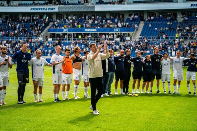 03.05.2026, xdaymx, Fussball 2.Bundesliga, Karlsruher SC - SV Darmstadt 98, Florian Kohfeldt bedankt sich mit Applaus mit der Mannschaft nach der erneuten Niederlage bei den mitgereisten Fans. DFL DFB REGULATIONS PROHIBIT ANY USE OF PHOTOGRAPHS as IMAGE SEQUENCES and or QUASI-VIDEO) Karlsruhe *** 03 05 2026, xdaymx, Fußball 2 Bundesliga, Karlsruher SC SV Darmstadt 98, Florian Kohfeldt thanks the fans with applause after the teams defeat DFL DFB REGULATIONS PROHIBIT ANY USE OF PHOTOGRAPHS as IMAGE SEQUENCES and or QUASI VIDEO Karlsruhe
