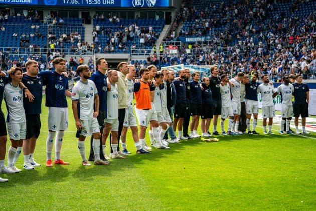03.05.2026, xdaymx, Fussball 2.Bundesliga, Karlsruher SC - SV Darmstadt 98, Mannschaft von Darmstadt bedankt sich bei den mitgereisten Fans. DFL DFB REGULATIONS PROHIBIT ANY USE OF PHOTOGRAPHS as IMAGE SEQUENCES and or QUASI-VIDEO) Karlsruhe