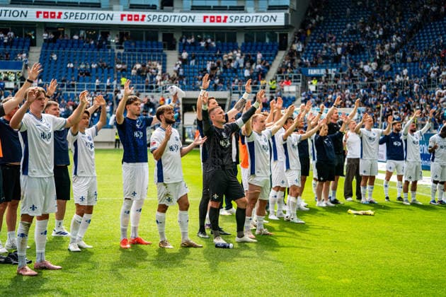 03.05.2026, xdaymx, Fussball 2.Bundesliga, Karlsruher SC - SV Darmstadt 98, Mannschaft von Darmstadt bedankt sich bei den mitgereisten Fans. DFL DFB REGULATIONS PROHIBIT ANY USE OF PHOTOGRAPHS as IMAGE SEQUENCES and or QUASI-VIDEO) Karlsruhe