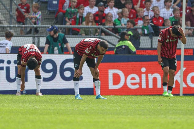 2. Bundesliga - Hannover 96 - SC Preußen Münster am 03.05.2026 in der Heinz von Heiden Arena in Hannover Enttäuschte Hannover Spieler, hier Husseyn Chakroun (Hannover 14) , Havard Nielsen (Hannover 16) und Hayate Matsuda (Hannover 27)