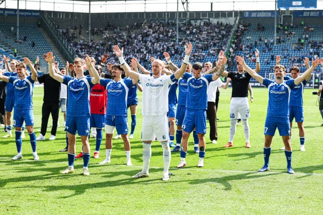 v.l. Noah Pesch (1. FC Magdeburg,10), Philipp Hercher (1. FC Magdeburg,27), Torwart Dominik Reimann (1. FC Magdeburg,1), Laurin Ulrich (1. FC Magdeburg,8), Falko Michel (1. FC Magdeburg,21), Alexander Nollenberger (1. FC Magdeburg,17), Mateusz Zukowski (1. FC Magdeburg,22), Dariusz Stalmach (1. FC Magdeburg,6) vor dem Fanblock - 2. Fußball Bundesliga Saison 2025-2026 Punktspiel 1. FC Magdeburg vs. Hertha BSC Berlin in der Avnet Arena in Magdeburg - Aktion,Fußball,Mann,Männer,Deutschland,03.05.2026