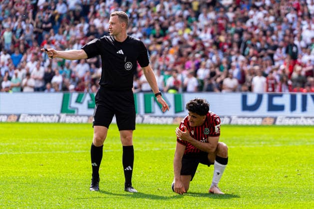 Hannover, Deutschland 03. Mai 2026: 2. BL - 2025 2026 - Sp. 32 - Hannover 96 gegen Preußen Münster Im Bild: v.li. Schiedsrichter Florian Lechner und Husseyn Chakroun (HAN) verletzt DFL DFB regulations prohibit any use of photographs as image sequences and or quasi-video Heinz von Heiden Arena Niedersachsen