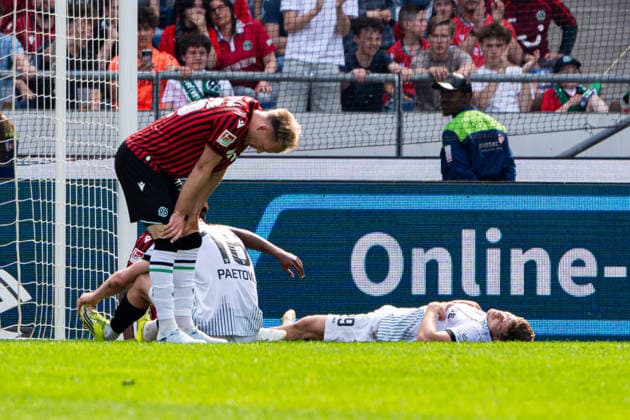 Hannover, Deutschland 03. Mai 2026: 2. BL - 2025 2026 - Sp. 32 - Hannover 96 gegen Preußen Münster Im Bild: v.li. Havard Nielsen (HAN), Torge Paetow (PRM), Imad Rondic (PRM) sind unzufrieden auf dem Spielfeld. DFL DFB regulations prohibit any use of photographs as image sequences and or quasi-video Heinz von Heiden Arena Niedersachsen