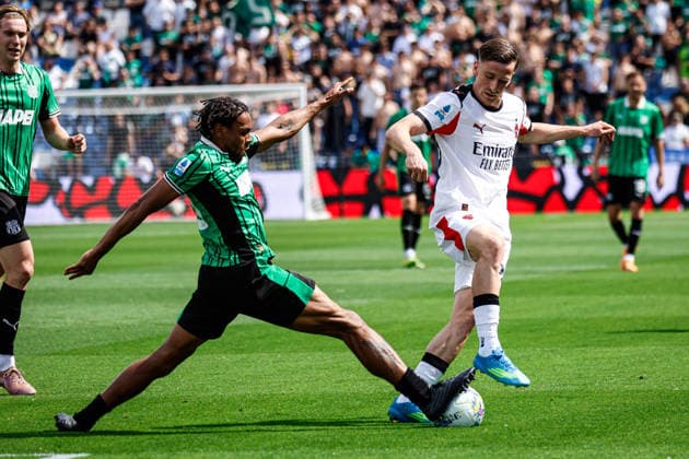 Armand Lauriente (Sassuolo) and Alexis Saelemaekers (Milan) during the italian soccer Serie A match US Sassuolo vs Ac Milan at Mapei Stadium in Reggio Emilia, Italy on May 03, 2026 during US Sassuolo vs AC Milan, Italian soccer Serie A match in Reggio Emilia, Italy, May 03 2026  Copyright: xLucaxDiliberto IPAxSportx xipa-agency.netx xx IPA_74406112 IPA_Agency_IPA74406112