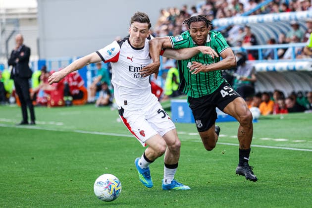 Armand Lauriente (Sassuolo) and Alexis Saelemaekers (Milan) during the italian soccer Serie A match US Sassuolo vs Ac Milan at Mapei Stadium in Reggio Emilia, Italy on May 03, 2026 during US Sassuolo vs AC Milan, Italian soccer Serie A match in Reggio Emilia, Italy, May 03 2026  Copyright: xLucaxDiliberto IPAxSportx xipa-agency.netx xx IPA_74406116 IPA_Agency_IPA74406116