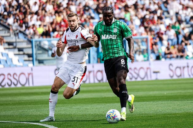 Strahinja Pavlovic (Milan) and M Bala Nzola (Sassuolo) during the italian soccer Serie A match US Sassuolo vs Ac Milan at Mapei Stadium in Reggio Emilia, Italy on May 03, 2026 during US Sassuolo vs AC Milan, Italian soccer Serie A match in Reggio Emilia, Italy, May 03 2026  Copyright: xLucaxDiliberto IPAxSportx xipa-agency.netx xx IPA_74406128 IPA_Agency_IPA74406128