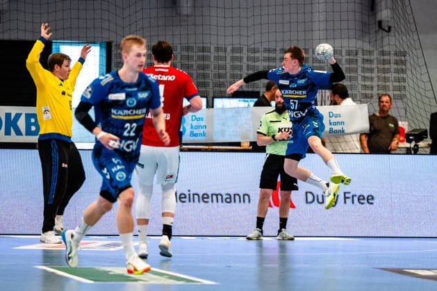 03.05.2026, xdobgx, Handball Daikin HBL, Handball Verein Hamburg HSV - TVB Stuttgart v.l. Robin Paulsen Haug (Handball Sport Verein Hamburg, 16), Jakob Nigg (TVB Stuttgart, 57) beim Wurf, in action, throwing Hamburg