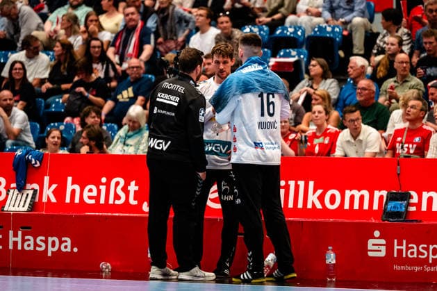 03.05.2026, xdobgx, Handball Daikin HBL, Handball Verein Hamburg HSV - TVB Stuttgart v.l. Daniel Sdunek (TVB Stuttgart, Torwarttrainer), Mateusz Kornecki (TVB Stuttgart, 1), Miljan VujoviÄ‡ (TVB Stuttgart, 16) im Gespräch, in conversation Hamburg