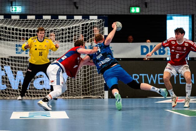 03.05.2026, xdobgx, Handball Daikin HBL, Handball Verein Hamburg HSV - TVB Stuttgart v.l. Andreas Magaard (Handball Sport Verein Hamburg, 4), Lenny Rubin (TVB Stuttgart, 44) Zweikampf, Duell, Kampf, tackle Hamburg