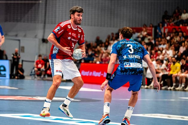 03.05.2026, xdobgx, Handball Daikin HBL, Handball Verein Hamburg HSV - TVB Stuttgart v.l. Jacob Lassen (Handball Sport Verein Hamburg, 9), Max Häfner (TVB Stuttgart, 3) Zweikampf, Duell, Kampf, tackle Hamburg