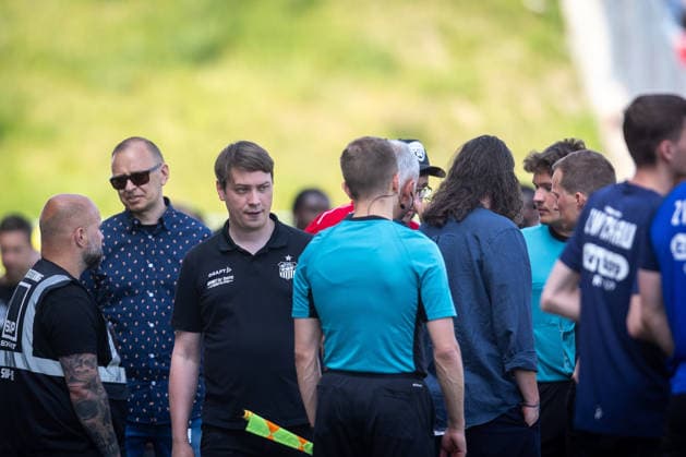 Zwickau , 030526 , Fussball Regionalliga Nordost FSV Zwickau - Rot Weiss Erfurt im Bild: Nach rassistischer Beleidigung gene Raphael Assibey-Mensah (Erfurt) , FSV Sprecher Daniel Sacher im Gespräch mit den Schiedsrichtern *** Zwickau , 030526 , Football Regionalliga Nordost FSV Zwickau Rot Weiss Erfurt in the picture After racist insult Raphael Assibey Mensah Erfurt , FSV spokesman Daniel Sacher in conversation with the referees