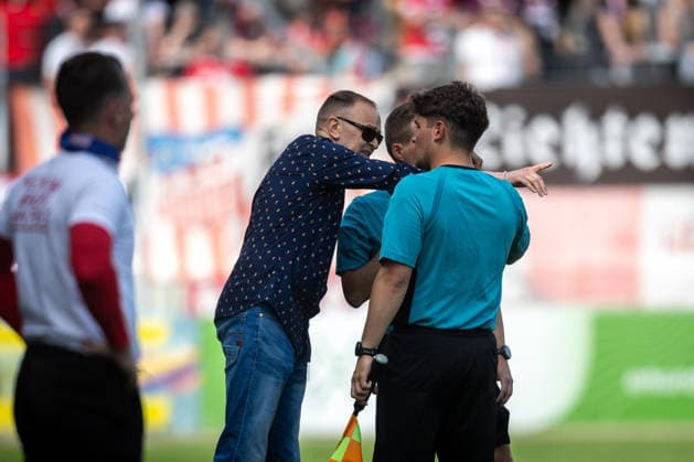 Zwickau , 030526 , Fussball Regionalliga Nordost FSV Zwickau - Rot Weiss Erfurt im Bild: Nach rassistischer Beleidigung gene Raphael Assibey-Mensah (Erfurt) , FSV Sprecher Daniel Sacher im Gespräch mit den Schiedsrichtern *** Zwickau , 030526 , Football Regionalliga Nordost FSV Zwickau Rot Weiss Erfurt in the picture After racist insult Raphael Assibey Mensah Erfurt , FSV spokesman Daniel Sacher in conversation with the referees