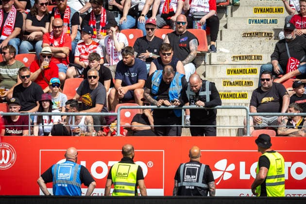 Zwickau , 030526 , Fussball Regionalliga Nordost FSV Zwickau - Rot Weiss Erfurt im Bild: Ordner suchen einen Besucher der Raphael Assibey-Mensah (Erfurt) rassistisch beleidigt haben soll *** Zwickau , 030526 , Soccer Regionalliga Nordost FSV Zwickau Rot Weiss Erfurt in picture Stewards are looking for a visitor who is said to have racially insulted Raphael Assibey Mensah Erfurt