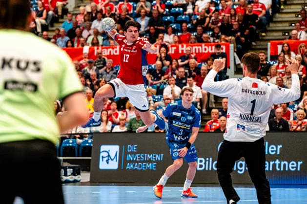 03.05.2026, xdobgx, Handball Daikin HBL, Handball Verein Hamburg HSV - TVB Stuttgart v.l. Kaj Geenen (Handball Sport Verein Hamburg, 17) beim Wurf, in action, throwing, Mateusz Kornecki (TVB Stuttgart, 1) Hamburg