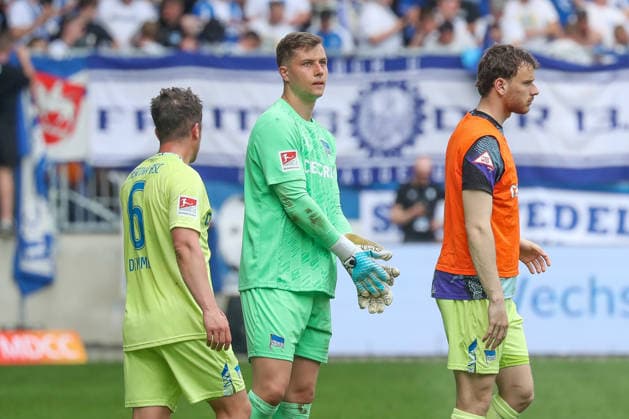 03.05.2026, xgox, Fussball - 2.Bundesliga 1.FC Magdeburg - Hertha BSC Berlin emspor, v.l. Diego Demme (Hertha, 6), Dominik Reimann (Magdeburg, 1) enttaeuscht, schaut enttaeuscht, niedergeschlagen, disappointed (DFL DFB REGULATIONS PROHIBIT ANY USE OF PHOTOGRAPHS as IMAGE SEQUENCES and or QUASI-VIDEO) Magdeburg