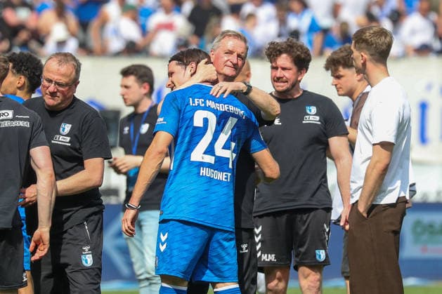 03.05.2026, xgox, Fussball - 2.Bundesliga 1.FC Magdeburg - Hertha BSC Berlin emspor, v.l. Jean Hugonet (Magdeburg, 24) und Petrik Sander (Magdeburg, Trainer) Jubel ueber den Sieg, Jubel nach Spielende (DFL DFB REGULATIONS PROHIBIT ANY USE OF PHOTOGRAPHS as IMAGE SEQUENCES and or QUASI-VIDEO) Magdeburg