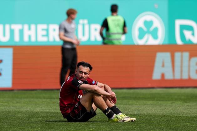 Enttaeuschung, Frust bei Berkay YÄ±lmaz 21 (1FC Nuernberg) nach Spielende, SpVgg Greuther Fuerth vs. 1. FC Nuernberg, Fussball, Maenner, 2. Bundesliga, DFL, Saison 2025 2026, 32. Spieltag, Rueckrunde, 03.05.2026 DFB regulations prohibit any use of photographs as image sequences and or quasi-video Fuerth Bayern Deutschland