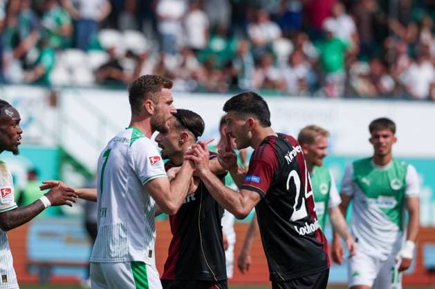 Dennis Srbeny 7 (Spvgg Greuther Fuerth), Berkay YÄ±lmaz 21 (1FC Nuernberg), Luca Lochosvili 24 (1FC Nuernberg) und Noel Futkeu 9 (Spvgg Greuther Fuerth) streiten sich nach SPielende, Emotionen, SpVgg Greuther Fuerth vs. 1. FC Nuernberg, Fussball, Maenner, 2. Bundesliga, DFL, Saison 2025 2026, 32. Spieltag, Rueckrunde, 03.05.2026 DFB regulations prohibit any use of photographs as image sequences and or quasi-video Fuerth Bayern Deutschland