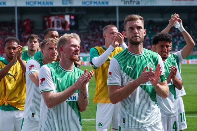 Jomaine Consbruch 14 (Spvgg Greuther Fuerth) und Dennis Srbeny 7 (Spvgg Greuther Fuerth) bedanken sich bei den Fans, SpVgg Greuther Fuerth vs. 1. FC Nuernberg, Fussball, Maenner, 2. Bundesliga, DFL, Saison 2025 2026, 32. Spieltag, Rueckrunde, 03.05.2026 DFB regulations prohibit any use of photographs as image sequences and or quasi-video Fuerth Bayern Deutschland