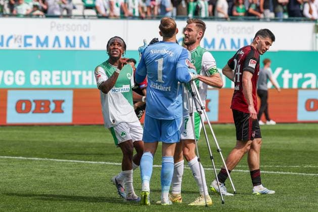 Streit zwischen Noel Futkeu 9 (Spvgg Greuther Fuerth), Jan Reichert 1 (1FC Nuernberg) und Dennis Srbeny 7 (Spvgg Greuther Fuerth) nach Spielende, SpVgg Greuther Fuerth vs. 1. FC Nuernberg, Fussball, Maenner, 2. Bundesliga, DFL, Saison 2025 2026, 32. Spieltag, Rueckrunde, 03.05.2026 DFB regulations prohibit any use of photographs as image sequences and or quasi-video Fuerth Bayern Deutschland