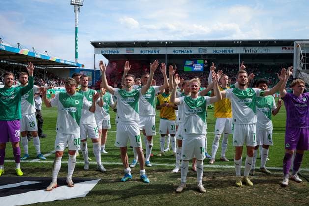 Die Fuerther Spieler bedanken sich bei den Fans fuer den Support, Branimir Hrgota 10 (Spvgg Greuther Fuerth), Jomaine Consbruch 14 (Spvgg Greuther Fuerth), Dennis Srbeny 7 (Spvgg Greuther Fuerth), Silas Joel Pruefrock 43 (Spvgg Greuther Fuerth), Philipp Ziereis 4 (Spvgg Greuther Fuerth), SpVgg Greuther Fuerth vs. 1. FC Nuernberg, Fussball, Maenner, 2. Bundesliga, DFL, Saison 2025 2026, 32. Spieltag, Rueckrunde, 03.05.2026 DFB regulations prohibit any use of photographs as image sequences and or quasi-video Fuerth Bayern Deutschland