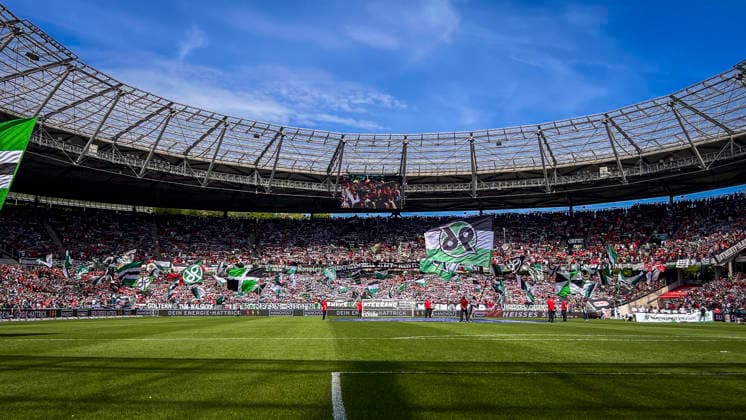 Deutschland: Fussball 2.Bundesliga 2025 2026, 32. Spieltag - Hannover 96 vs Preußen Münster - Heinz von Heiden Arena Stadion (Hannover): Zuschauer, Fans, Tribüne, Fahne, Transparent, Spruchband, Choreographie, Fanchoreo, Hannover