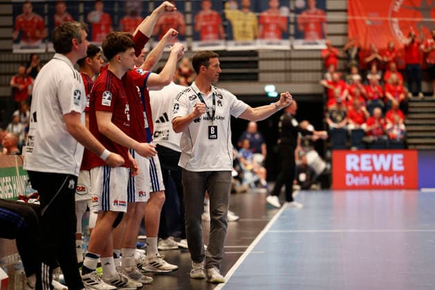 Handball 1. Handball-Bundesliga, Daikin HBL 2025 2026 - Handball Verein Hamburg (HSVH) vs. TVB Stuttgart Trainer Torsten Jansen (Hamburg) jubelt . Sporthalle Hamburg Hamburg Foto: Frank Schoof