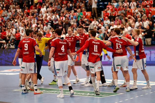Handball 1. Handball-Bundesliga, Daikin HBL 2025 2026 - Handball Verein Hamburg (HSVH) vs. TVB Stuttgart Schlussjubel der Hamburger mit Torwart Robin Paulsen Haug (Hamburg) h3 und Azat Valiullin (Hamburg) . Sporthalle Hamburg Hamburg Foto: Frank Schoof