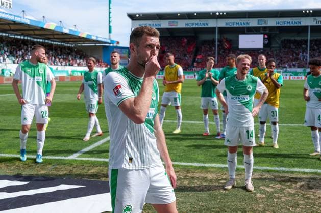 Dennis Srbeny 7 (Spvgg Greuther Fuerth) und die Fuerther Spieler bei den Fans, SpVgg Greuther Fuerth vs. 1. FC Nuernberg, Fussball, Maenner, 2. Bundesliga, DFL, Saison 2025 2026, 32. Spieltag, Rueckrunde, 03.05.2026 DFB regulations prohibit any use of photographs as image sequences and or quasi-video Fuerth Bayern Deutschland
