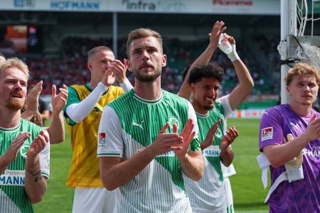 Dennis Srbeny 7 (Spvgg Greuther Fuerth), Jomaine Consbruch 14 (Spvgg Greuther Fuerth), Sayallah Ltaief (Spvgg Greuther Fuerth) und Silas Joel Pruefrock 43 (Spvgg Greuther Fuerth) bedanken sich bei den Fans, SpVgg Greuther Fuerth vs. 1. FC Nuernberg, Fussball, Maenner, 2. Bundesliga, DFL, Saison 2025 2026, 32. Spieltag, Rueckrunde, 03.05.2026 DFB regulations prohibit any use of photographs as image sequences and or quasi-video Fuerth Bayern Deutschland
