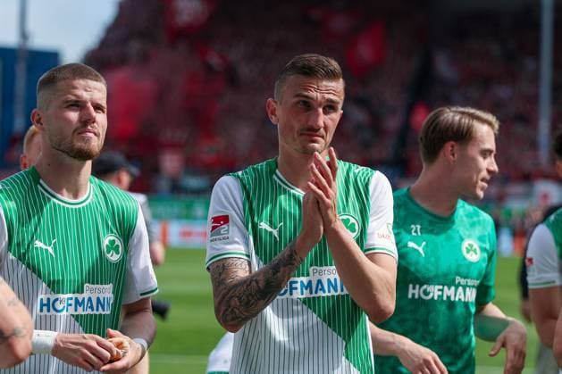 Jan Elvedi 15 (Spvgg Greuther Fuerth) und Philipp Ziereis 4 (Spvgg Greuther Fuerth) bedanken sich bei den Fans, SpVgg Greuther Fuerth vs. 1. FC Nuernberg, Fussball, Maenner, 2. Bundesliga, DFL, Saison 2025 2026, 32. Spieltag, Rueckrunde, 03.05.2026 DFB regulations prohibit any use of photographs as image sequences and or quasi-video Fuerth Bayern Deutschland