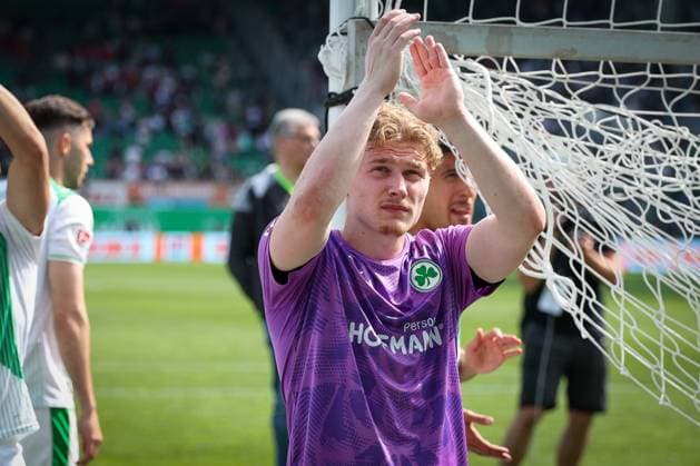 Silas Joel Pruefrock 43 (Spvgg Greuther Fuerth) bedankt sich bei den Fans, SpVgg Greuther Fuerth vs. 1. FC Nuernberg, Fussball, Maenner, 2. Bundesliga, DFL, Saison 2025 2026, 32. Spieltag, Rueckrunde, 03.05.2026 DFB regulations prohibit any use of photographs as image sequences and or quasi-video Fuerth Bayern Deutschland