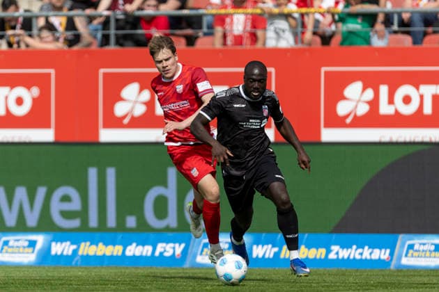 GER, Zwickau, Fußball, Regionalliga Nordost, 32. Spieltag, FSV Zwickau vs. FC Rot-Weiß Erfurt im Bild v.l.: Raphael Assibey-Mensah (FC Rot-Weiß Erfurt 07), Zweikampf 03.05.2026, GGZ Arena Zwickau DFB REGULATIONS PROHIBIT ANY USE OF PHOTOGRAPHS AS IMAGE SEQUENCES AND OR QUASI-VIDEO, *** GER, Zwickau, Soccer, Regionalliga Nordost, Matchday 32, FSV Zwickau vs FC Rot Weiß Erfurt pictured from l Raphael Assibey Mensah FC Rot Weiß Erfurt 07 , duel 03 05 2026, GGZ Arena Zwickau DFB REGULATIONS PROHIBIT ANY USE OF PHOTOGRAPHS AS IMAGE SEQUENCES AND OR QUASI VIDEO, Copyright: HMBxMedia PaulxFritz