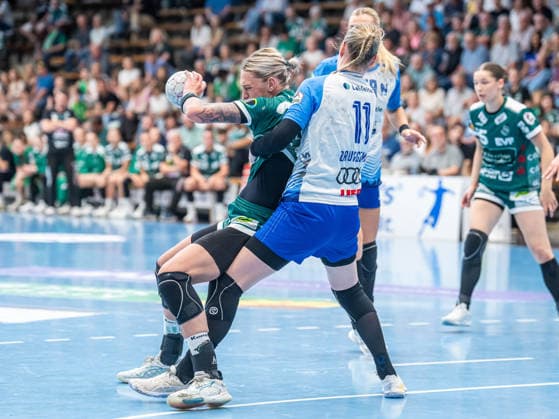 Luisa Schulze (Frisch Auf Frauen, 33) ackert am Kreis gegen Annefleur Bruggeman Union Neckarsulm, 11), Frisch Auf Goeppingen vs. Sport-Union Neckarsulm, Handball, 1. Bundesliga, Spielzeit 2025 2026, 03.05.2026 Frisch Auf Goeppingen vs. Sport-Union Neckarsulm, Handball, 1. Bundesliga, Spielzeit 2025 2026, 03.05.2026 Goeppingen Copyright: xMichaelxSchmidt Eibner-Pressefotx EP_MST