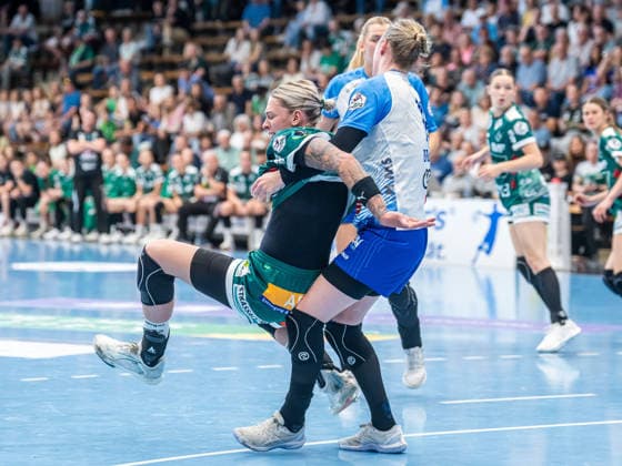 Luisa Schulze (Frisch Auf Frauen, 33) ackert am Kreis gegen Annefleur Bruggeman Union Neckarsulm, 11), Frisch Auf Goeppingen vs. Sport-Union Neckarsulm, Handball, 1. Bundesliga, Spielzeit 2025 2026, 03.05.2026 Frisch Auf Goeppingen vs. Sport-Union Neckarsulm, Handball, 1. Bundesliga, Spielzeit 2025 2026, 03.05.2026 Goeppingen Copyright: xMichaelxSchmidt Eibner-Pressefotx EP_MST