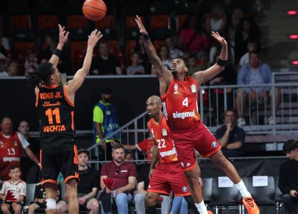 Bayerns 4 Xavier RATHAN-MAYES vs Vechtas 11 VERGE. Basketball: Bayern - Vechta. Bundesliga, FC Bayern Basketball - SC Rasta Vechta, 32.Spieltag, Saison 2025-2026, 3.05.2026, in Muenchen, B M W P A R K, Deutschland. Quelle Copyright Credit : Oryk HAIST