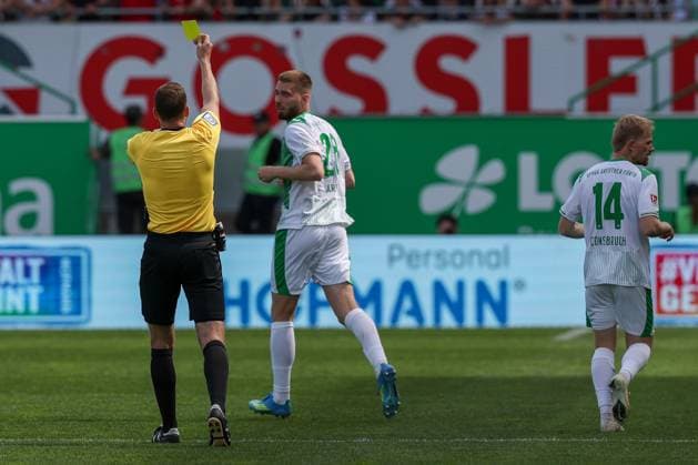 Gelbe Karte von Referee Schiedsrichter Soeren Storks fuer Doni Arifi 28 (Spvgg Greuther Fuerth), SpVgg Greuther Fuerth vs. 1. FC Nuernberg, Fussball, Maenner, 2. Bundesliga, DFL, Saison 2025 2026, 32. Spieltag, Rueckrunde, 03.05.2026 DFB regulations prohibit any use of photographs as image sequences and or quasi-video Fuerth Bayern Deutschland