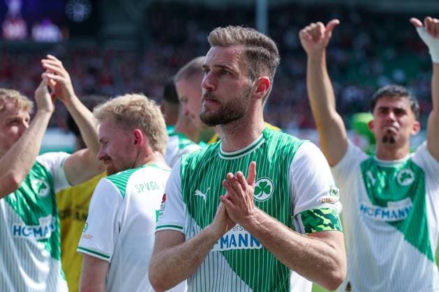 Dennis Srbeny 7 (Spvgg Greuther Fuerth) bedankt sich bei den Fans, SpVgg Greuther Fuerth vs. 1. FC Nuernberg, Fussball, Maenner, 2. Bundesliga, DFL, Saison 2025 2026, 32. Spieltag, Rueckrunde, 03.05.2026 DFB regulations prohibit any use of photographs as image sequences and or quasi-video Fuerth Bayern Deutschland