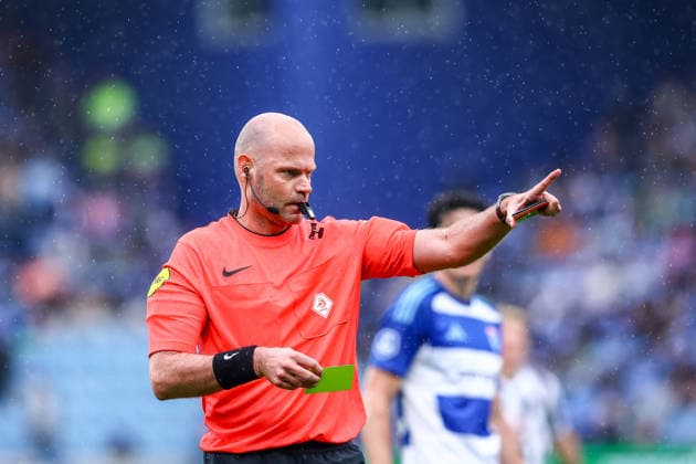 2026-05-03 PEC Zwolle v Heracles Almelo - Dutch Eredivisie ZWOLLE, NETHERLANDS - MAY 3: referee Rob Dieperink shows the yellow card during the Dutch Eredivisie match between PEC Zwolle and Heracles Almelo at MAC3Park on May 3, 2026 in Zwolle, Netherlands. Zwolle MAC3Park Netherlands Content not available for redistribution in The Netherlands directly or indirectly through any third parties. Copyright: xPieterxvanxderxWoudex