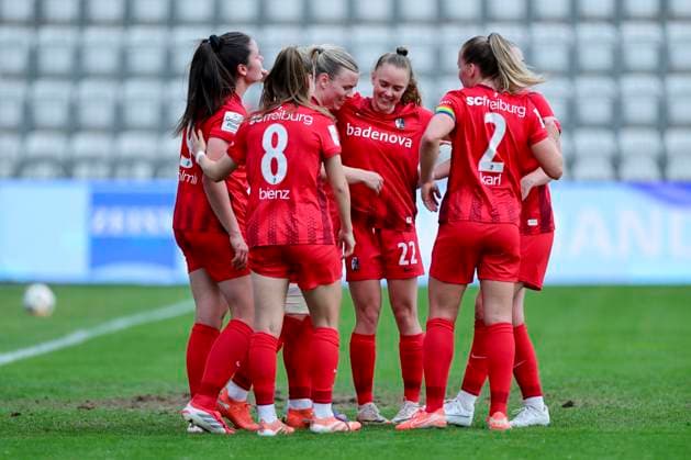 Ingibjoerg Sigurdardottir (SC Freiburg) bejubelt ihren Treffer mit den Teamkolleginnen, Google Pixel Frauen-Bundesliga, FC Carl Zeiss Jena v SC Freiburg, ad hoc Arena am 03. May 2026 in Jena, Deutschland. (Foto von Marco Steinbrenner DeFodi Images) Ingibjoerg Sigurdardottir (SC Freiburg) celebrates her goal with teammates, Google Pixel Frauen-Bundesliga, FC Carl Zeiss Jena v SC Freiburg, ad hoc Arena, May 3, 2026 in Jena, Germany. (Photo by Marco Steinbrenner DeFodi Images) DFB DFL REGULATIONS PROHIBIT ANY USE OF PHOTOGRAPHS AS IMAGE SEQUENCES AND OR QUASI-VIDEO. -