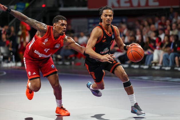 Alonzo Verge Jr. (RASTA Vechta, 11) im Duell mit Xavier Rathan-Mayes (FC Bayern Basketball, 04), GER, FC Bayern Basketball vs. Rasta Vechta, Basketball, easycredit Basketball Bundesliga, 32. Spieltag, Saison 2025 2026, 03.05.2026, GER, FC Bayern Basketball vs. Rasta Vechta, Basketball, easycredit Basketball Bundesliga, 32. Spieltag, Saison 2025 2026, 03.05.2026 Muenchen Copyright: xEibner-Pressefoto JennixMaulx EP_JML