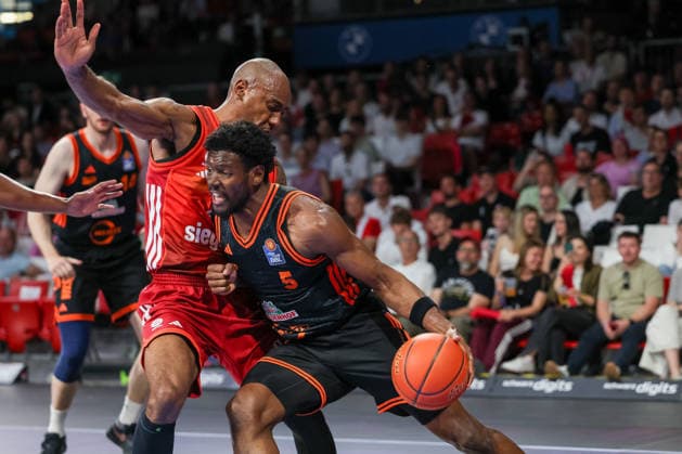 TJ Bamba (RASTA Vechta, 05) im Duell mit Isiaha Mike (FC Bayern Basketball, 22), GER, FC Bayern Basketball vs. Rasta Vechta, Basketball, easycredit Basketball Bundesliga, 32. Spieltag, Saison 2025 2026, 03.05.2026, GER, FC Bayern Basketball vs. Rasta Vechta, Basketball, easycredit Basketball Bundesliga, 32. Spieltag, Saison 2025 2026, 03.05.2026 Muenchen Copyright: xEibner-Pressefoto JennixMaulx EP_JML