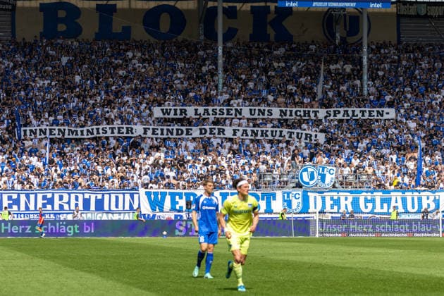Deutschland : 2.Bundesliga, 32.Spieltag, 03.05.2026, Saison 2025 2026,1. FC Magdeburg vs Hertha BSC, Avnet Arena : Spruchbanner mit der Aufschrift : Wir lassen uns nicht spalten - Innenminister : Feinde der Fankultur