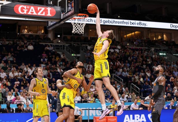 Moses Wood am Ball zieht zum Korb Zweikampf Spielszene Aktion Basketball BBL Bundesliga Herren 32.Spieltag Saison 2025 2026 03.05.2026 ALBA Berlin vs. Niners Chemnitz 99ers